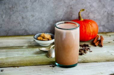 Balkabakları ve sıcak çikolata