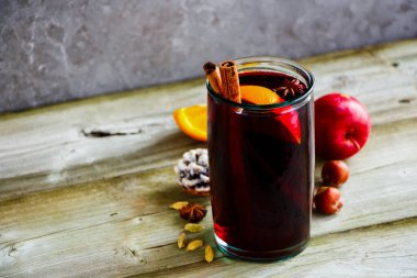 Kırsal masada sıcak şarap.