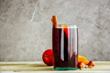 Kırsal masada sıcak şarap.