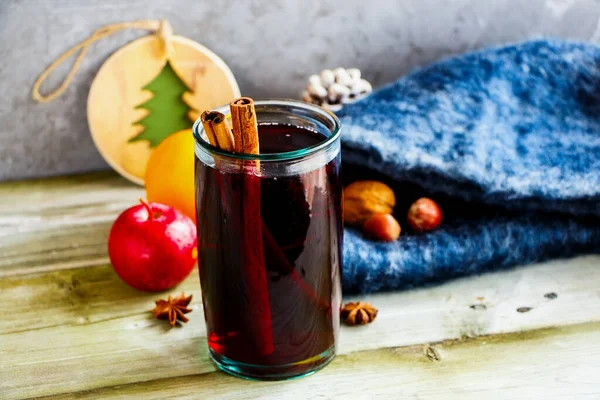 Glühwein auf rustikalem Tisch — Stockfoto