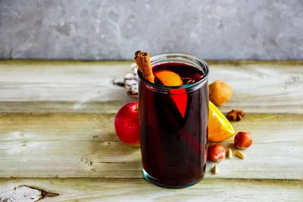 Mulled wine on rustic table — Stock Photo, Image