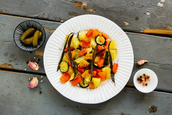 Жареные овощи в тарелке — стоковое фото