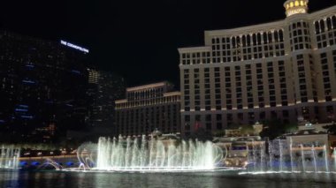 Las Vegas, Nevada - Nisan 2018: Bellagio su çeşme Haritayı Las Vegas özgün ortam ses ile. Çeşmeler Bellagio Hotel and Casino Las Vegas. 4k panoramik çekim, ortam ses video