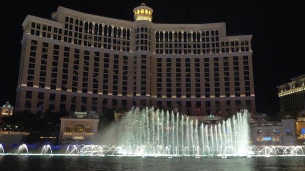 Fontány show v Las Vegas. Bellagio Hotel. — Stock video