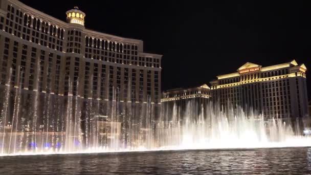 Musikalische Springbrunnen in Las Vegas. bellagio. — Stockvideo
