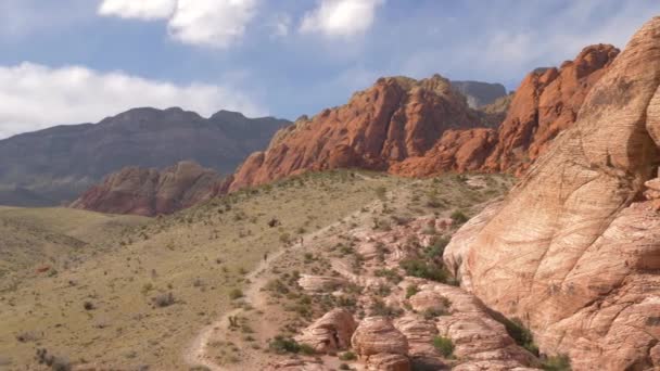 Turisták, Túrázás a Red Rock kanyon, Nevada, Amerikai Egyesült Államok. — Stock videók