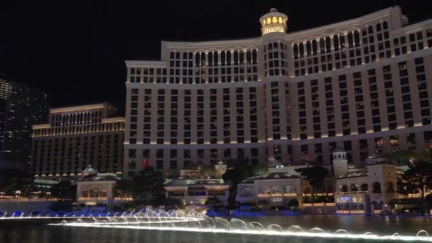 Musikalische Springbrunnen in Las Vegas. bellagio. — Stockvideo