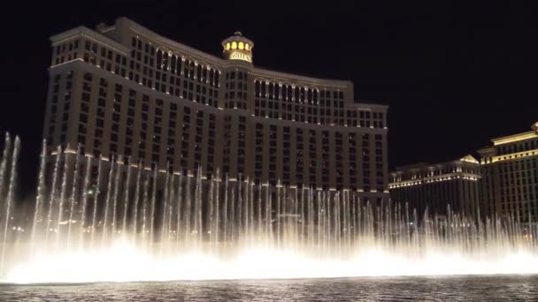 Bellagio hotel und die tanzenden fontänen. — Stockvideo