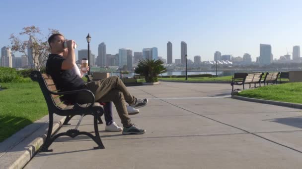 Отдых на скамейке в Сан-Диего — стоковое видео