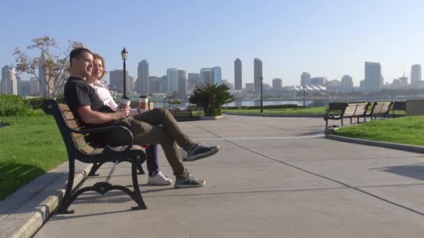 Pár odpočinku na lavičce v San Diegu — Stock video