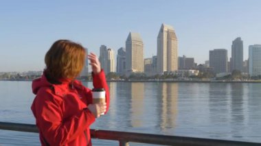 Kadın kahve sabah San Diego şehir içme.