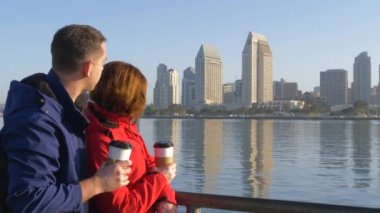 Sevgi dolu çift San Diego'da kahve içme