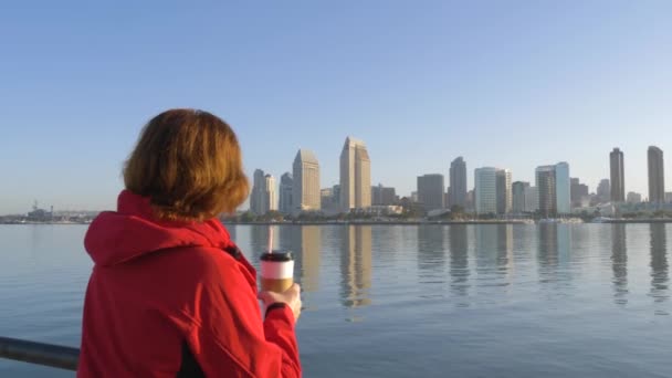 Vrouw drinken koffie in de ochtend op San Diego stad — Stockvideo