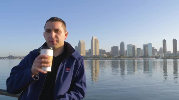 젊은 남자가 카메라와 음료 커피에서 보이는 — 비디오