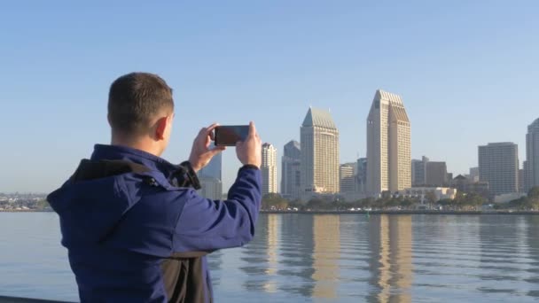 L'uomo usa il telefono per scattare foto. Vita urbana . — Video Stock