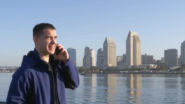 Человек со смартфона звонит на мобильный в Сан-Диего — стоковое видео