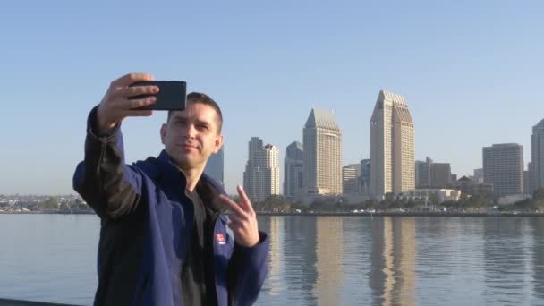 Joven hombre guapo tomando selfie. Moción lenta, 4K — Vídeos de Stock