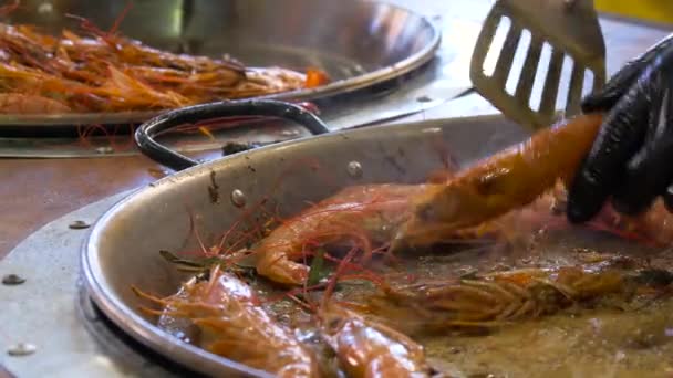 Cocinar gambas asadas fritas en sartén. De cerca. . — Vídeos de Stock