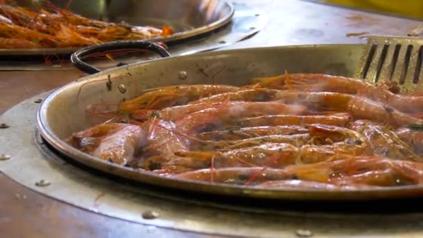 Cuisson des crevettes rôties frites dans une casserole. Gros plan . — Video