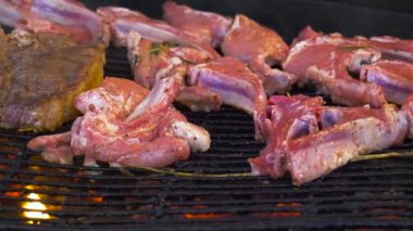 Izgara biftek. Kaburga ızgara. Yakın çekim.