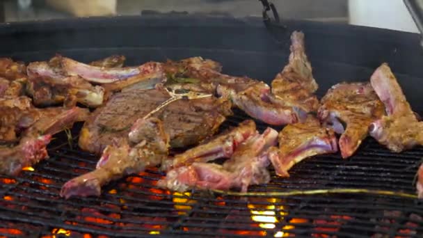 Grilovaný steak. Žebra na grilu. Detailní záběr. — Stock video