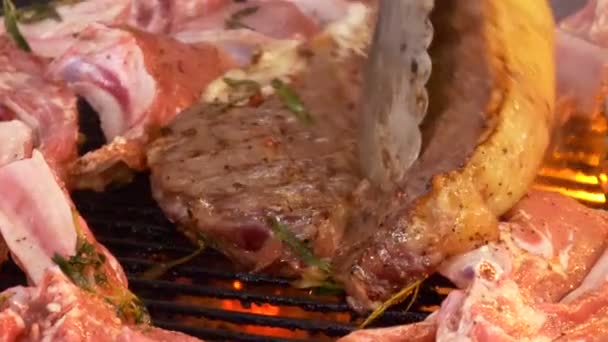 Gegrilde steak. Ribben op grill. Close-up. — Stockvideo