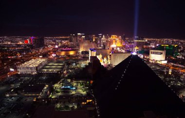 Las Vegas, Amerika Birleşik Devletleri - Nisan 2018: Hava panoramik Las Vegas soymak casinolar ve otel gece. Las Vegas otel penceresinden gece görünümü.