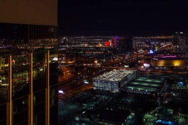 Las Vegas, Amerika Birleşik Devletleri - Nisan 2018: Hava panoramik Las Vegas soymak casinolar ve otel gece. Las Vegas otel penceresinden gece görünümü.