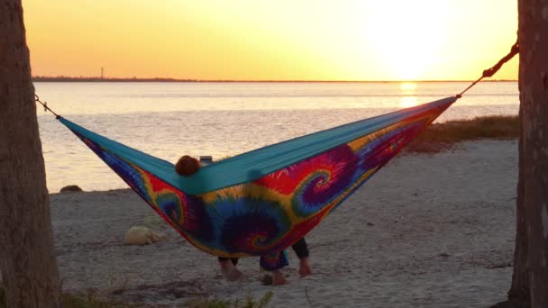 Twee Meisjes Wiggle Hangmat Tussen Palmbomen Foto Prachtige Zonsondergang Zee — Stockvideo