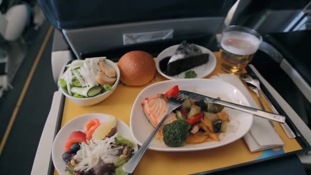 Tablett mit Lebensmitteln im Flugzeug — Stockvideo