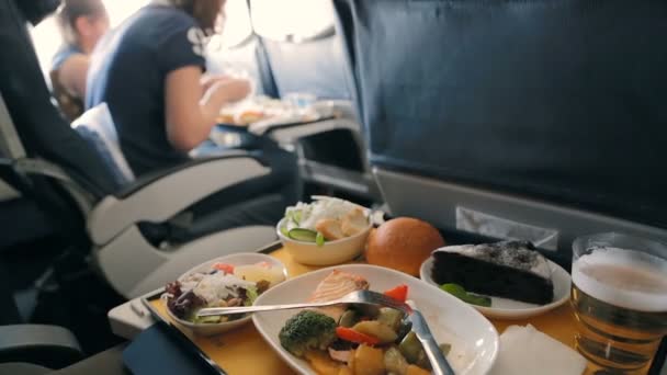 Pasajero come comida a bordo del avión — Vídeos de Stock