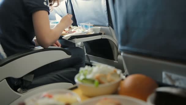 Bandeja de comida en el avión — Vídeos de Stock