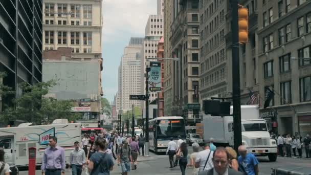 New York'un Manhattan Midtown adlı sokak — Stok video