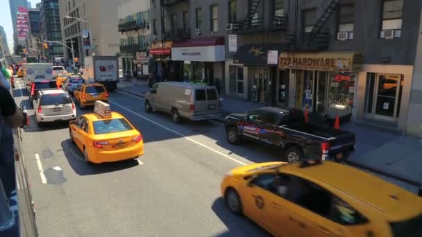 Жёлтое такси на улицах Нью-Йорка — стоковое видео