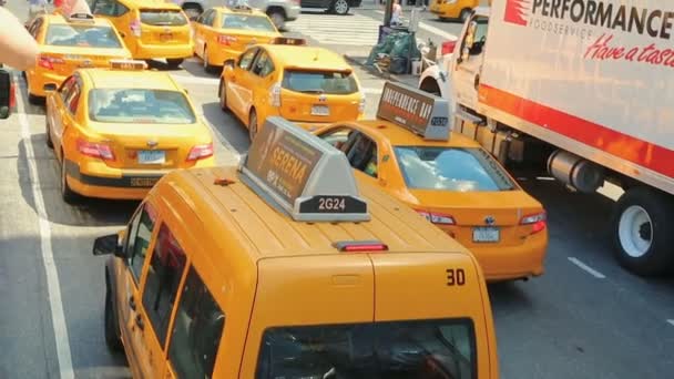 Fila de taxis amarillos de la ciudad de Nueva York — Vídeo de stock