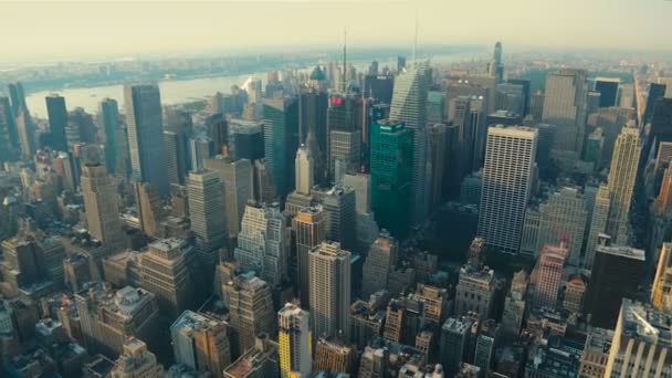 Vista de Manhattan do ângulo superior ao pôr-do-sol — Vídeo de Stock