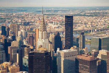 Gökdelenler ile New York'un Manhattan sokak havadan görünümü. Gökdelenler New York. Gökdelenler hava. Gün batımında New York'ta gökdelenler.