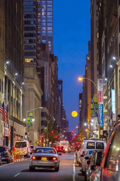 Nueva York Estados Unidos Junio 2016 Luna Llena Subiendo Por — Foto de Stock
