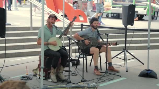2016年6月22日 街头音乐家播放乡村音乐在纽约市 街头艺人玩电吉他住在繁华的城市街道上 带有环境声音的视频 — 图库视频影像