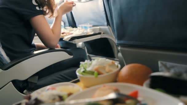 Pasajero come comida a bordo del avión — Vídeos de Stock