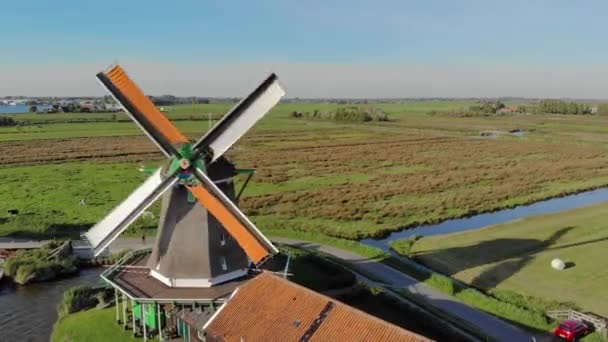 Mill in Netherlands aerial view zoom out — Stock Video