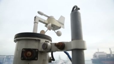 Bir gemi tahtada Vane Anemometre.
