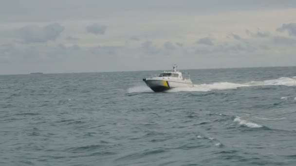 Guardias de fronteras marítimas patrullan el mar — Vídeo de stock