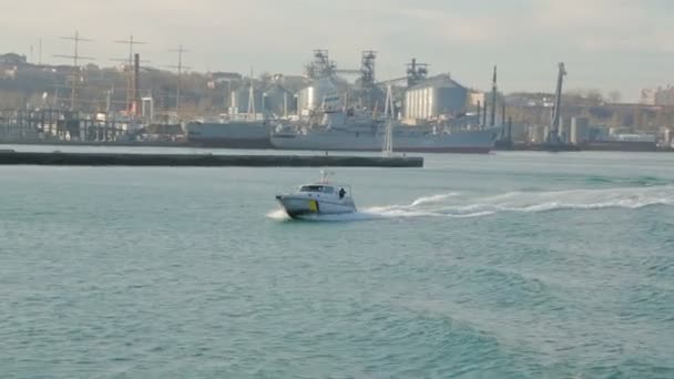 Velocidade de barco de fronteira militar naval mover-se em um mar — Vídeo de Stock