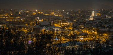 Old Town Vilnius hava Panoraması. Vilnius eski kasaba panorama geceleri. Vilnius Old Town Hill, üç haçlar, Litvanya dan gece Panoraması. Eski şehir Vilnius kış hava Panoraması.