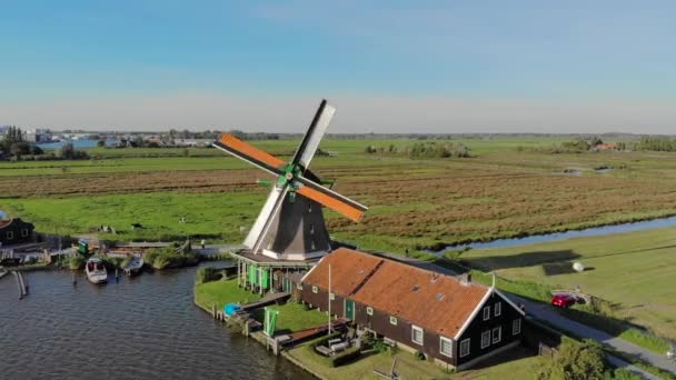 Windmill with spinning blades at sunset. — Stock Video