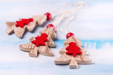 Noel arka plan xmas ağacı, ahşap mavi ve beyaz arka plan ile. Neşeli Noel kartı. Kış tatil tema. Yeni Yılınız Kutlu Olsun. Noel dekorasyon ahşap arka plan üzerinde yakın çekim.