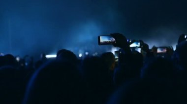 Bir sürü insan smartphone ile kayda açık veya canlı konser sırasında fotoğraf çekmek. Fan alma fotoğraf Festivali'nde konser. Seyirci konserde Sanatçı fotoğrafı.