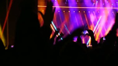 Seyirci telefonda sanatçı sahnede bir performans sırasında filme. Bir sürü insan smartphone ile kayda açık veya canlı konser sırasında fotoğraf çekmek.