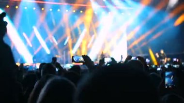 Seyirci telefonda sanatçı sahnede bir performans sırasında filme. Seyirci konserde Sanatçı fotoğraflandı. Fan alma fotoğraf Festivali'nde konser.